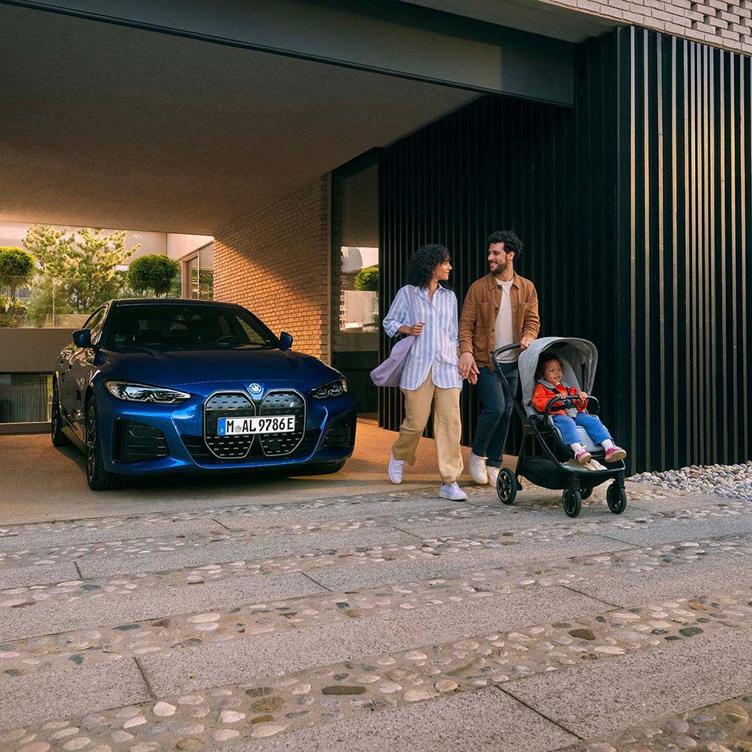 Nuna x BMW collezione passeggini - Vista del passeggino Nuna con auto BMW