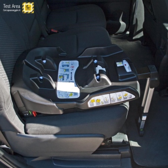 Simple Parenting Doona Infant Car Seat - Accessorio opzionale - Base Isofix con staffa - Vista della Base agganciata in auto