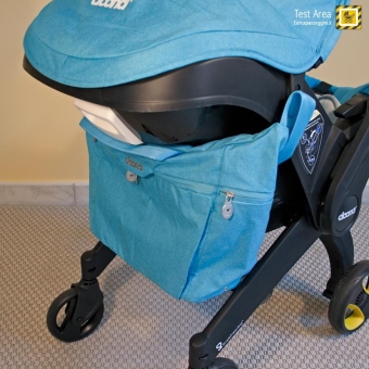 Simple Parenting Doona Infant Car Seat - Accessorio opzionale - Borsa All-Day Bag - Vista della borsa agganciata sul retro della seduta