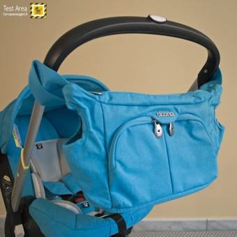 Simple Parenting Doona Infant Car Seat - Accessorio opzionale - Borsa Essentials Bag - Vista agganciata al maniglione