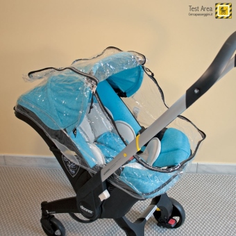 Simple Parenting Doona Infant Car Seat - Accessorio opzionale - Parapioggia - Vista con parapioggia applicato, e finestrella aperta