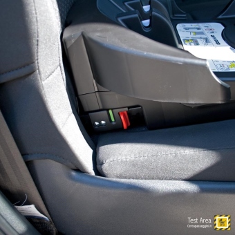 Simple Parenting Doona Infant Car Seat - Accessorio opzionale - Base Isofix con staffa - Particolare del sistema dei connettori Isofix agganciati correttamente (finestrella si colora di verde)