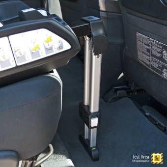 Simple Parenting Doona Infant Car Seat - Accessorio opzionale - Base Isofix con staffa - Particolare della staffa verticale assicurata correttamente (finestrella si colora di verde)