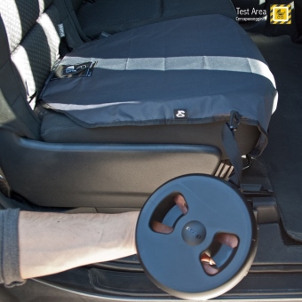 Simple Parenting Doona Infant Car Seat - Accessorio opzionale - Wheel Covers - Particolare del copri ruote, agganciato tramite la fascetta al tessuto copri seduta