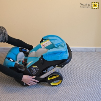 Simple Parenting Doona Infant Car Seat - Fase di apertura - mossa 1 - Ruotare il maniglione nella posizione 2, perpendicolare alla seduta