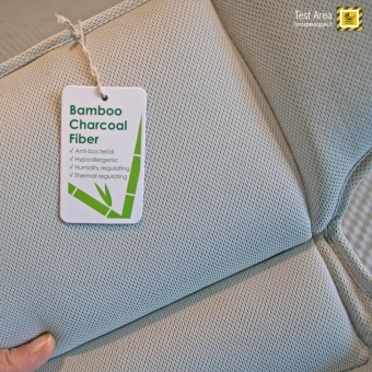 Simple Parenting Doona Infant Car Seat - Materassino riduttore per neonati - Dettaglio etichetta del tessuto realizzato in fibra di Bamb Carbone