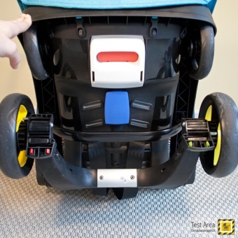 Simple Parenting Doona Infant Car Seat - Particolare del fondo della seduta, dove si ripiega il telaio con le ruote