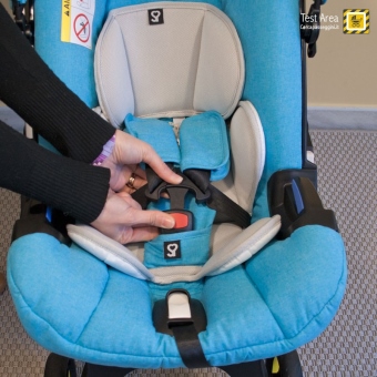 Simple Parenting Doona Infant Car Seat - Particolare del sistema di aggancio delle cinture di sicurezza
