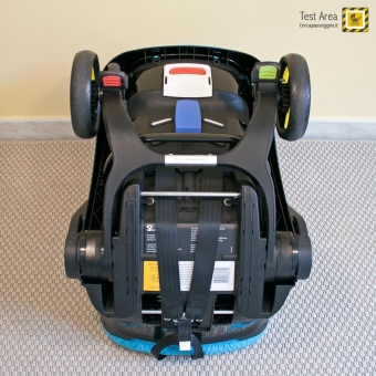 Simple Parenting Doona Infant Car Seat - Particolare dele retro della seduta, dove si accede alla regolazione in altezza delle cinture di sicurezza delle spalle