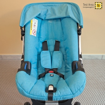 Simple Parenting Doona Infant Car Seat - Vista frontale della seduta, senza materassino riduttore e cinture di sicurezza delle spalle nella posizione pi alta